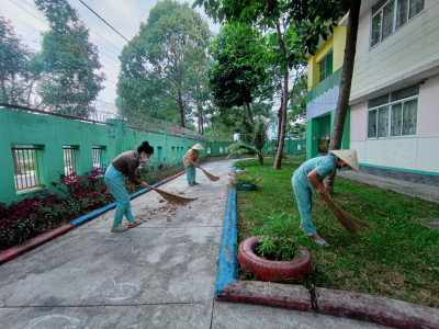 Trường Mầm Non Phú Tân ra quân tổng vệ sinh xung quanh trường