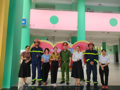 Trường mầm non Phú Tân tổ chức tuyên truyền kiến thức, kỹ năng phòng cháy chữa cháy và kỹ năng ứng phó sự cố cho trẻ khi có cháy, nổ xảy ra.