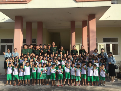 Trường Mầm Non Phú Tân tham quan doanh trại bộ đội