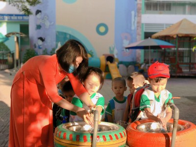Cô Thái Thị Hồng giúp đỡ, hướng dẫn trẻ rửa tay đúng cách