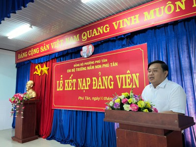 Chi bộ trường mầm non Phú Tân tổ chức lễ kết nạp Đảng viên