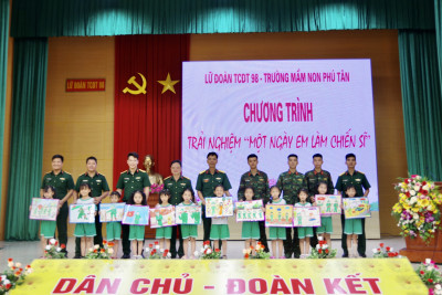 Trường MN Phú Tân tổ chức cho các bé khối Lá tham quan doanh trại bộ đội