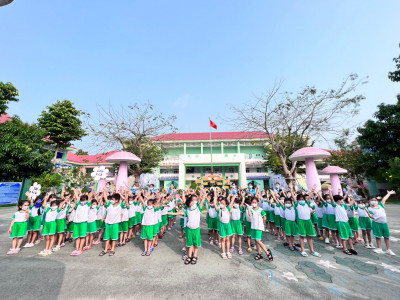 Trường Mầm Non Phú Tân tổ chức cho các bé khối Lá tham quan trải nghiệm “Trường Tiểu học Việt Anh”