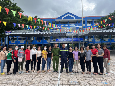 CBGVNV trường mầm non Phú Tân tham gia tập huấn công tác phòng cháy chữa cháy.