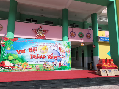 Công ty TNHH Đại Đức Tài trao tặng 150 cái bánh trung thu cho các bé Trường MN Phú Tân