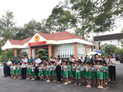 Trường mầm non Phú Tân tổ chức cho các bé khối Lá viếng tượng Đài liệt sĩ phường và tham quan trụ sở làm việc UBND phường Phú Tân.