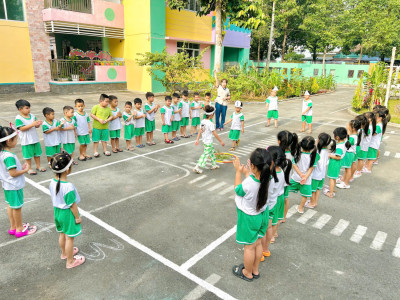 Các Bạn Nhỏ Lớp Lá 4 Tham Gia Trò Chơi Dân Gian “Giật Cành Lá”