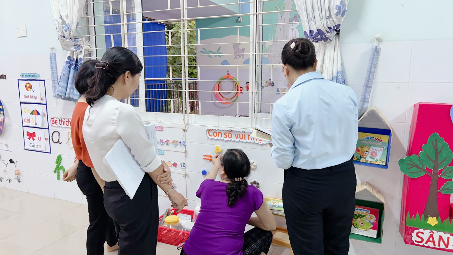 Trường MN Phú Tân tổ chức kiểm tra trang trí, sắp xếp đồ dùng đồ chơi, môi trường bên trong và bên ngoài các nhóm lớp để chuẩn bị đón chào năm học mới.