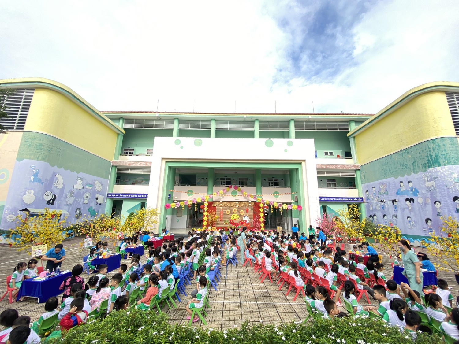 Trường mầm non Phú Tân tổ chức hội thi: Bé vui xuân với các hoạt động "Kết hoa Mai- Đào, trang trí tranh ngày tết, vẽ heo đất." vui đón xuân Quý Mão năm 2023