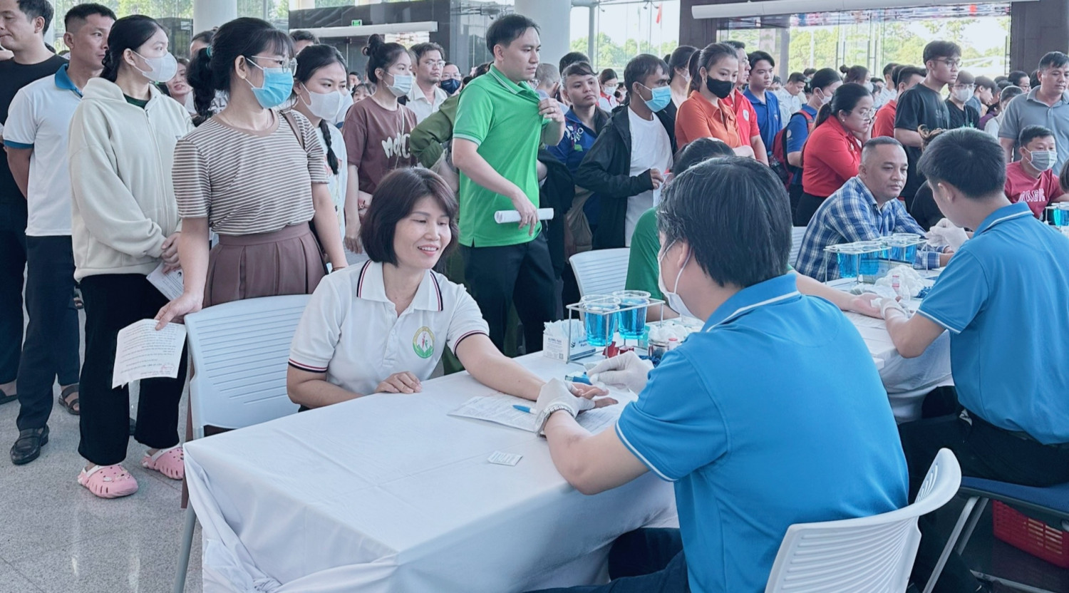 NGÀY HỘI HIẾN MÁU TÌNH NGUYỆN  “TRAO GIỌT MÁU HỒNG - GỬI YÊU THƯƠNG”