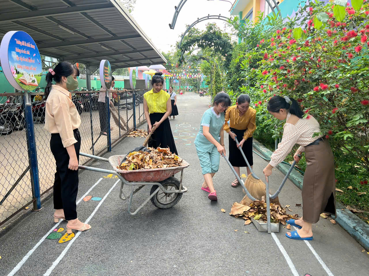 Trường mầm non Phú Tân ra quân tổng vệ sinh môi trường trong khu vực trường, xung quanh trường học đón tết.